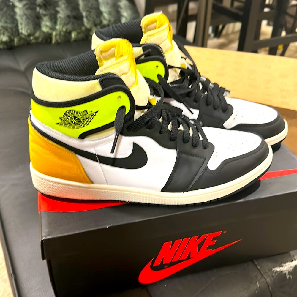 Air Jordan  1 Retro High OG white/black/volt size 11